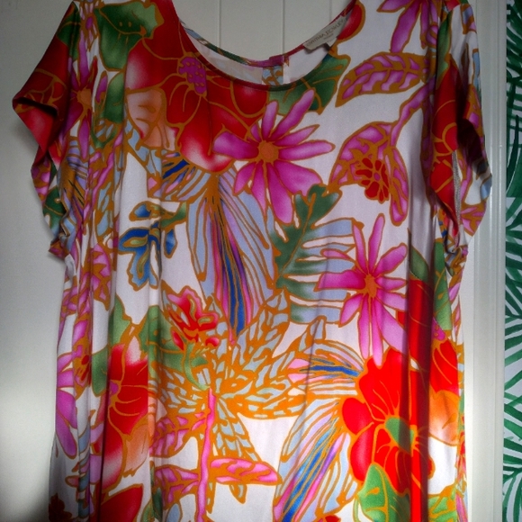 Beautiful light material summer blouse. - Picture 1 of 6